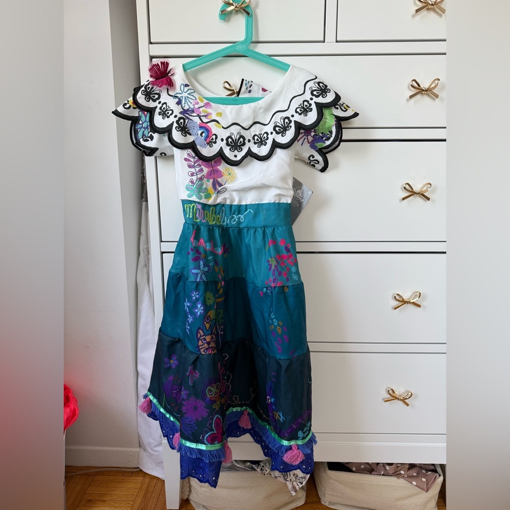 Disney Encanto Mirabel Costume, size 5-6